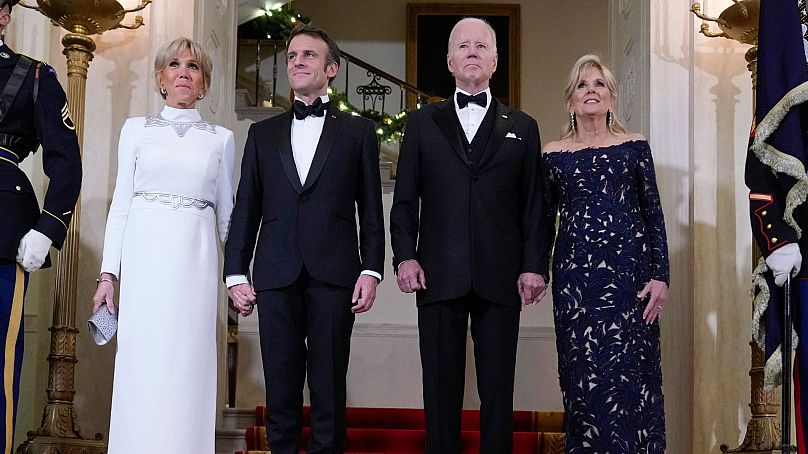 جو بایدن و بانوی اول آمریکا جیل بایدن برای عکس گرفتن با امانوئل ماکرون رئیس جمهور فرانسه و همسرش بریژیت ماکرون در سالن بزرگ کاخ سفید