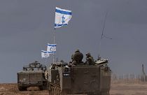 سربازان اسرائیلی خودروهای نظامی زرهی را در امتداد مرز اسرائیل با نوار غزه حرکت می‌دهند