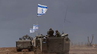 سربازان اسرائیلی خودروهای نظامی زرهی را در امتداد مرز اسرائیل با نوار غزه حرکت می‌دهند