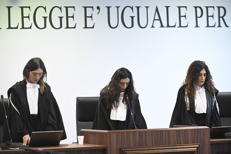 La giuria legge il verdetto di primo grado: al centro la presidente Brigida Cavasino; alla sua sinistra, Claudia Caputo; alla sua destra, Germana Radice