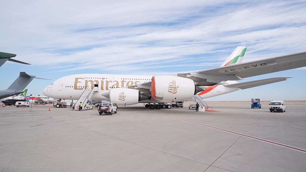 Президентът на авиокомпанията Emirates сър Тим Кларк сяда с Euronews,