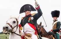 ممثل في دور نابليون بونابرت يمتطي حصانه أثناء تمثيل "الهجوم المضاد للحلفاء" كجزء من الاحتفال بالذكرى المئوية الثانية لمعركة واترلو، بلجيكا 20 يونيو 2015.