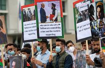مشاركون في مظاهرة ضد دور طالبان وباكستان في أفغانستان يقفون في ساحة باريس في برلين، ألمانيا، الأحد 12 سبتمبر 2021.