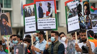 مشاركون في مظاهرة ضد دور طالبان وباكستان في أفغانستان يقفون في ساحة باريس في برلين، ألمانيا، الأحد 12 سبتمبر 2021.