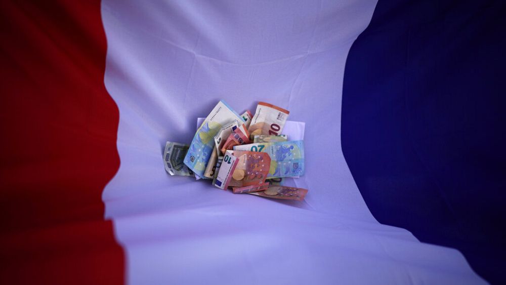Банкноти лежат на френско знаме 7 април 2022 г  Авторско