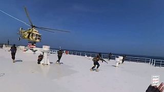 لحظه فرود شبه‌نظامیان حوثی با هلی‌کوپتر بر عرشه کشتی 
