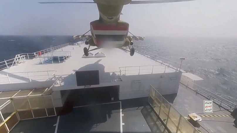 لحظة نزول المروحية على ظهر السفينة