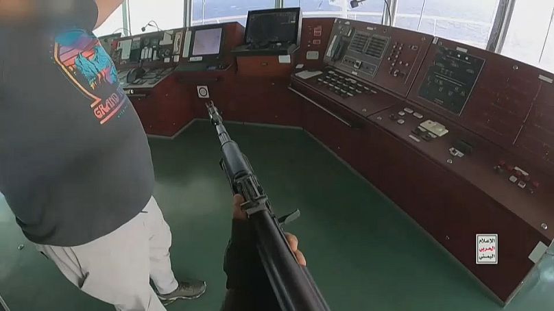 الكوماندوس يهدد طاقم السفينة بالسلاح