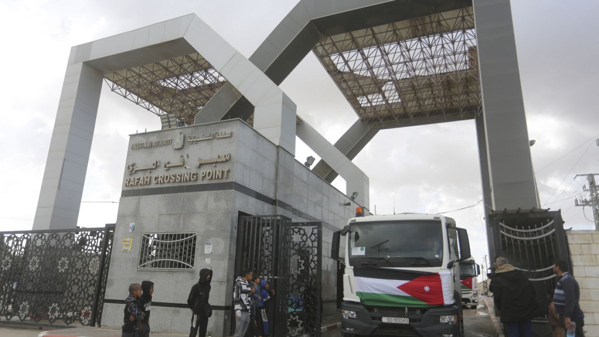 Ajuda humanitária da Jordânia entra na Faixa de Gaza vindo do Egipto, a 20 de novembro de 2023