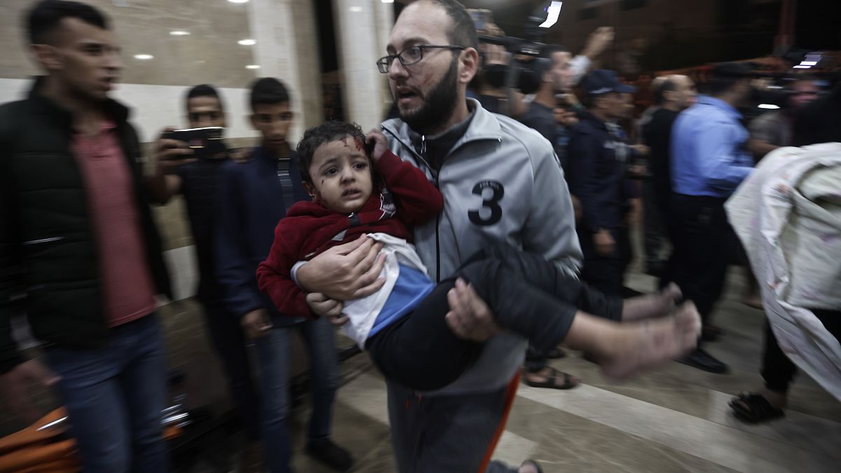 طفل أصيب إثر غارة إسرائيلية في غزة ينقل للعلاج إلى مستشفى في خان يونس