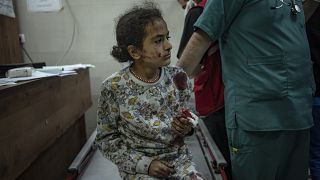 نقل طفلة فلسطينية أصيبت بجراح جراء القصف الإسرائيلي على لقطاع غزة إلى مستشفى في خان يونس، الأربعاء 15 نوفمبر 2023.