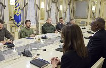 Volodimir Zelenszkij ukrán elnök (b2) és Lloyd Austin amerikai védelmi miniszter (j2) megbeszélést folytat Kijevben 2023. november 20-án.