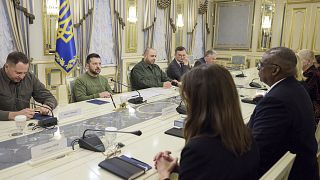 Volodimir Zelenszkij ukrán elnök (b2) és Lloyd Austin amerikai védelmi miniszter (j2) megbeszélést folytat Kijevben 2023. november 20-án.