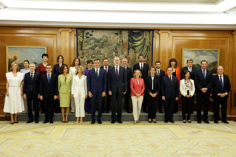 I membri del governo spagnolo con il premier Sánchez e re Felipe VI