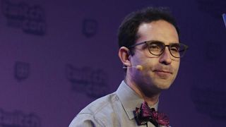  Тогавашният изпълнителен шеф на Twitch Емет Шиър приказва по време на главната тирада по време на Twitchcon в Moscone West в Сан Франциско на 25 септември 2015 година 