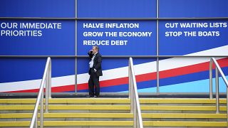  Член на партията приказва по телефона, до момента в който чака откриването на годишната конференция на Консервативната партия в Манчестър, Англия, на 4 октомври. 