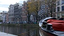 Amszterdam csatornáin a hajókon is élnek emberek