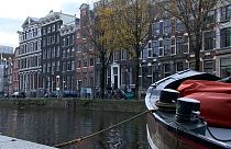 Канал в Амстердаме с баржей
