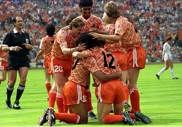 آخرین باری که فینال جام ملت‌های اروپا در ورزشگاه المپیک برلین برگزار شد، هلند با ستارگانی چون گولیت و فان باستن به قهرمانی رسید