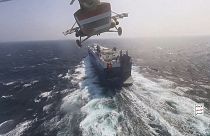 Husiler Galaxy Leader isimli kargo gemisine helikopterle çıkıp el koymuştu