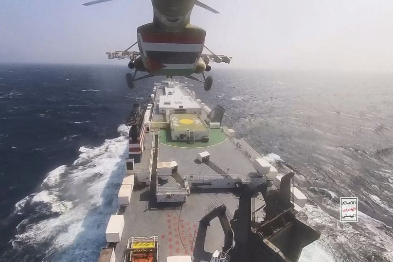 Cette photo publiée par le Houthi Media Center montre un hélicoptère des forces houthies s'approchant du cargo Galaxy Leader en novembre.