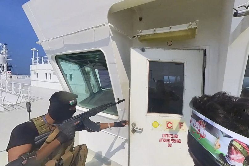 Kızıldeniz'de İran destekli Husi militanlarca İsrailli bir iş insanına ait olduğu belirtilen bir kargo gemisine baskın düzenlerken