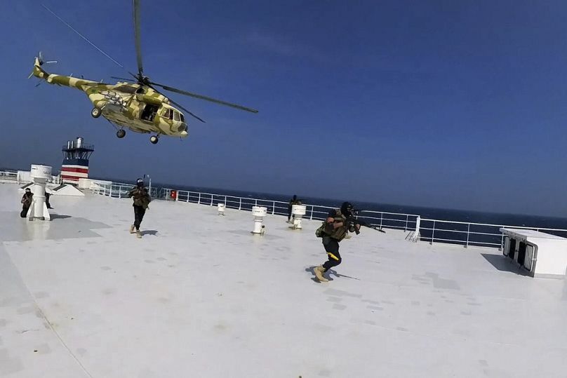 Yemen'de ülkenin önemli bir kısmını elinde tutan Şii Husi gruba mensup savaşçılar, Kızıldeniz'de bir kargo gemisine indirme yaparken