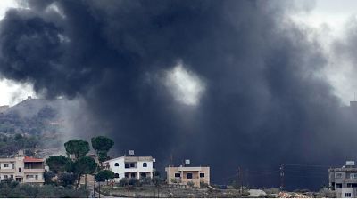 دخان أسود يتصاعد من غارة جوية إسرائيلية على مشارف عيتا الشعب، وهي قرية لبنانية حدودية مع إسرائيل