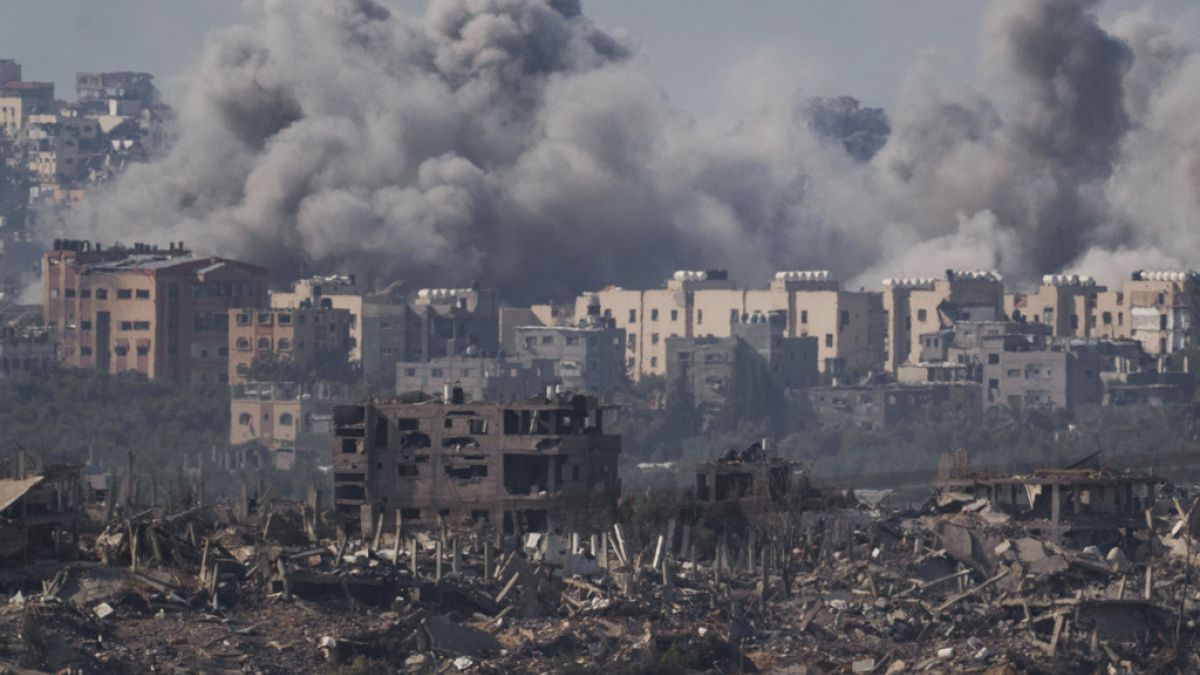 El humo se eleva tras un ataque aéreo israelí en la Franja de Gaza, visto desde el sur de Israel, el martes 21 de noviembre de 2023.