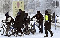 Kerékpáron érkező illegális migránsok a finn-orosz határon, Sallánál