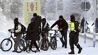 Kerékpáron érkező illegális migránsok a finn-orosz határon, Sallánál