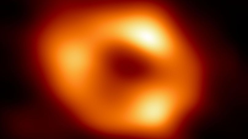 سیاه‌چاله عظیم مرکز کهکشان راه شیری موسوم به «کمان ای» در فاصله ۳۰۰ سال نوری از محل ثبت شده توسط تلسکوپ جیمز وب