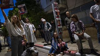 Tüntetés a negyven túszul ejtett gyerek hazahozataláért Tel Avivban