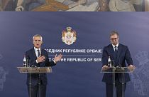 Il segretario generale della Nato, Jens Stoltenberg, e il presidente serbo Aleksandar Vucic a Belgrado (21 novembre 2023)