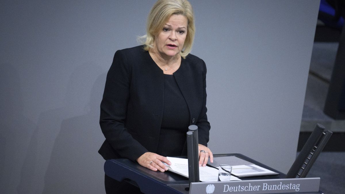  وزيرة الداخلية الألمانية، نانسي فيزر، تتحدث في الجلسة العامة للبوندستاغ الألماني في برلين 9 نوفمبر 2023.