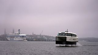  Нов електрически пътнически транспортен съд на подводни криле P-12 прорязва водата в архипелага на Стокхолм, Швеция. 