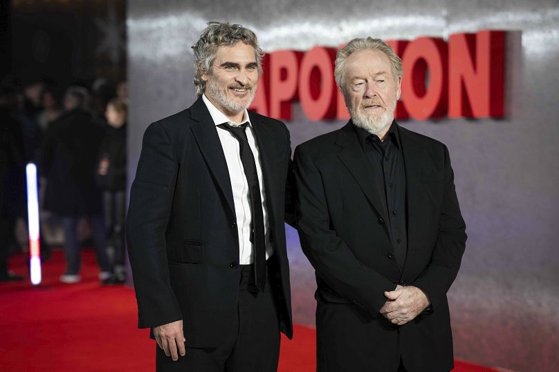 Joaquin Phoenix, à gauche, et Ridley Scott lors de la première britannique de "Napoléon"