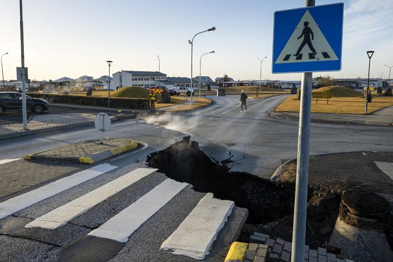 Трещина в Гриндавике на юго-западе Исландии после землетрясения, 13 ноября 2023 года