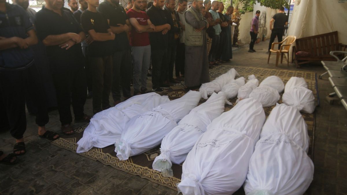 فلسطينيون يؤدون صلاة الجنازة على قتلاهم في رفح