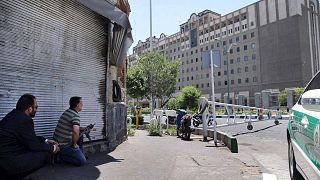 ماموران امنیتی پس از حمله چند مهاجم در تهران، در ۷ ژوئن ۲۰۱۷ در مقابل ساختمان مجلس ایران
