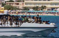 مهاجران غیرقانونی روی عرشه کشتی گارد ساحلی ایتالیا