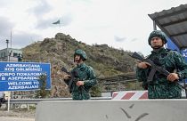 سربازان آذربایجانی از پاسگاه لاچین در آذربایجان محافظت می‌کنند