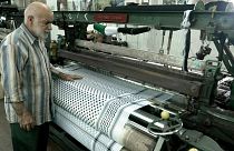 مصنع ينتج الكوفية الفلسطينية التقليدية في مدينة الخليل بالضفة الغربية.