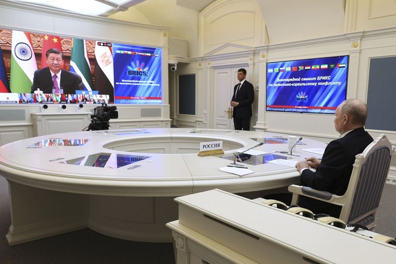 Rusya Devlet Başkanı Vladimir Putin sanal zirvede Çinli lideri dinlerken