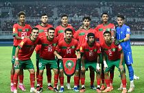 لاعبو المغرب النشيد الوطني قبل مباراة المجموعة الأولى لكأس العالم تحت 17 سنة بين المغرب وإندونيسيا على ملعب جيلورا بونج تومو في سورابايا في 16 نوفمبر 2023.