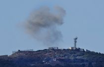 دخان يتصاعد من موقع للجيش الإسرائيلي أصيب بقذائف حزب الله على قرية حدودية لبنانية مع إسرائيل في جنوب لبنان، الثلاثاء، 21 نوفمبر، 2023.