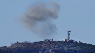 دخان يتصاعد من موقع للجيش الإسرائيلي أصيب بقذائف حزب الله على قرية حدودية لبنانية مع إسرائيل في جنوب لبنان، الثلاثاء، 21 نوفمبر، 2023.