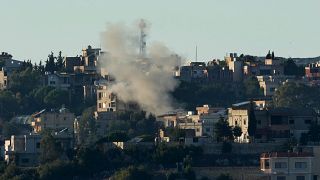 دخان يتصاعد من القصف المدفعي الإسرائيلي على عيتا الشعب، في جنوب لبنان