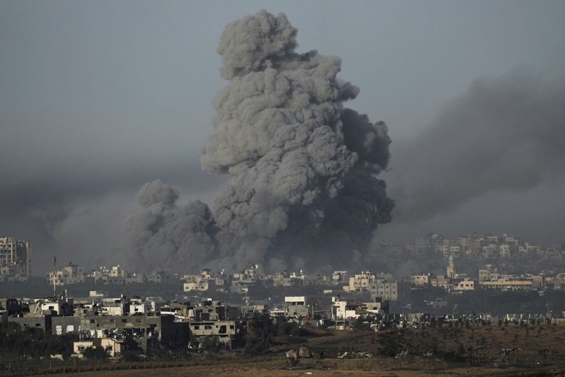 Fumo dopo un attacco aereo israeliano nella Striscia di Gaza, visto dal sud di Israele, mercoledì 22 novembre 2023, ore 6:45 (GMT).