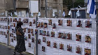 Fotos der Hamas-Geiseln in Ramat Gan, Israel, am 22.11.23